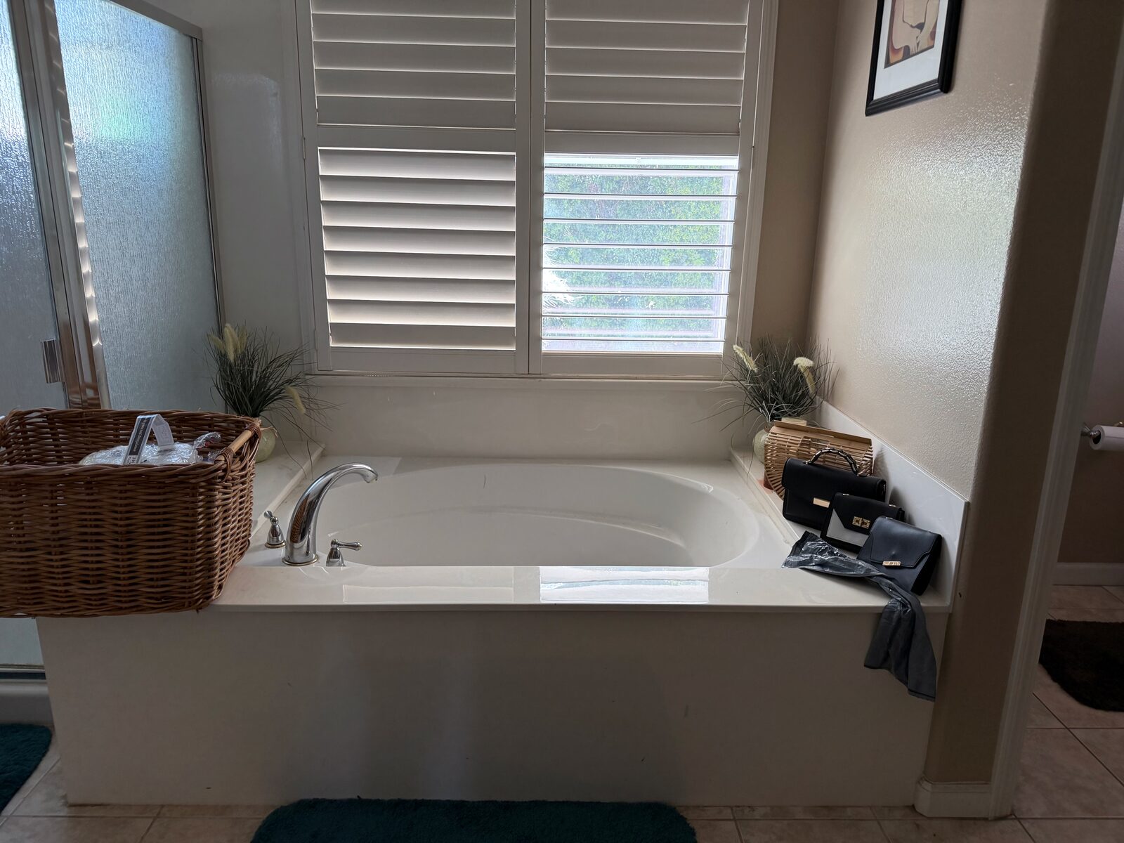Bathroom tub